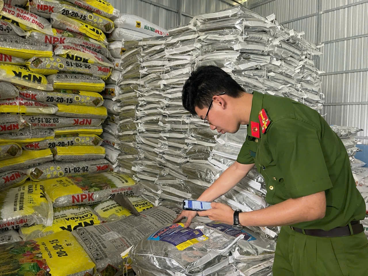 Cách chọn mua phân bón chất lượng: Cảnh giác với phân bón giả trên thị trường.